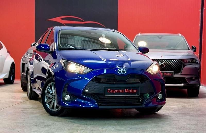 Usado Toyota Yaris Hybrid Active 116 CV (85 kW) 2024 Azul Utilitario
