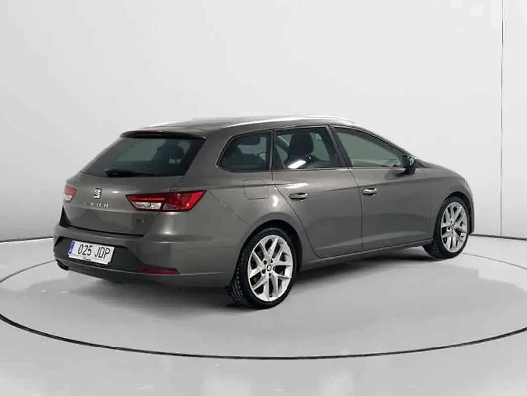 Usado Seat Leon FR 125 CV (91 kW) 2015 Gris Utilitario