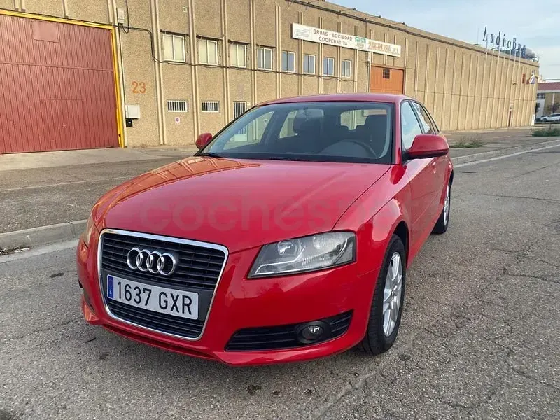 Usado Audi A3 Attraction 105 CV (77 kW) 2011 Rojo Utilitario