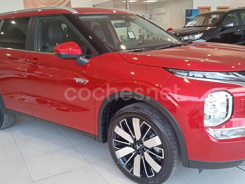 Granate Usado 2025 Mitsubishi Outlander P-HEV SUV | 49.700 € (Caro) - Imagen 1/4