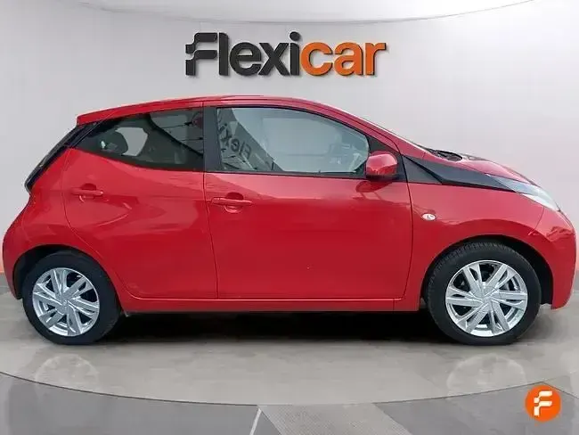 Usado Toyota Aygo X-play 69 CV (50 kW) 2018 Rojo Utilitario