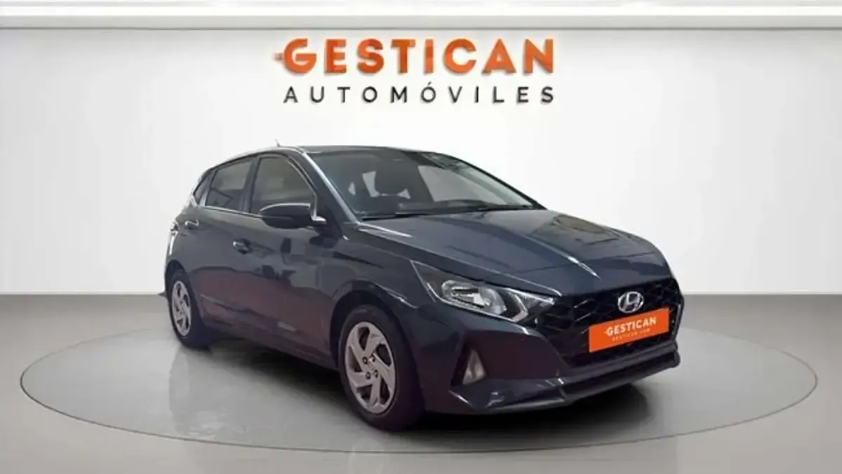 Usado Hyundai i20 101 CV (74 kW) 2023 Gris Utilitario
