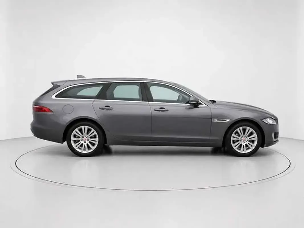 Usado Jaguar XF Sportbrake Prestige 180 CV (132 kW) 2017 Gris Familiar