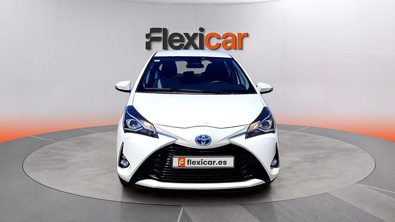 Usado Toyota Yaris Hybrid Active 100 CV (73 kW) 2020 Blanco Berlina