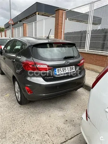 Usado Ford Fiesta Trend 75 CV (55 kW) 2019 Gris / plata Utilitario