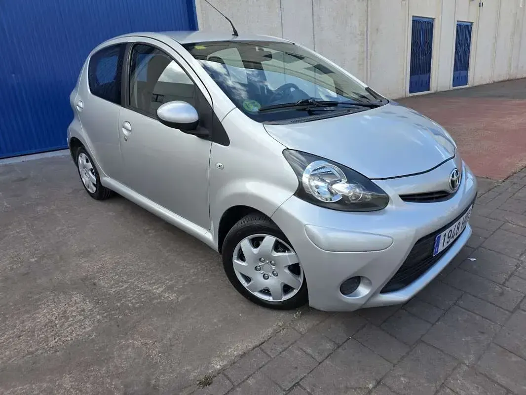 Usado Toyota Aygo City 68 CV (50 kW) 2013 Gris Utilitario
