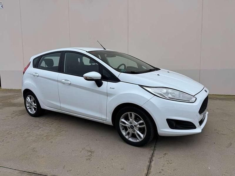 Blanco Usado 2017 Ford Fiesta Trend Utilitario | 7500 € (Precio justo) - Imagen 1/4