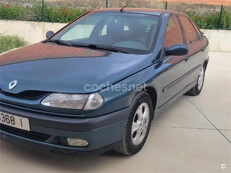 Usado Renault Laguna 115 CV (84 kW) 1996 Gris / plata Berlina
