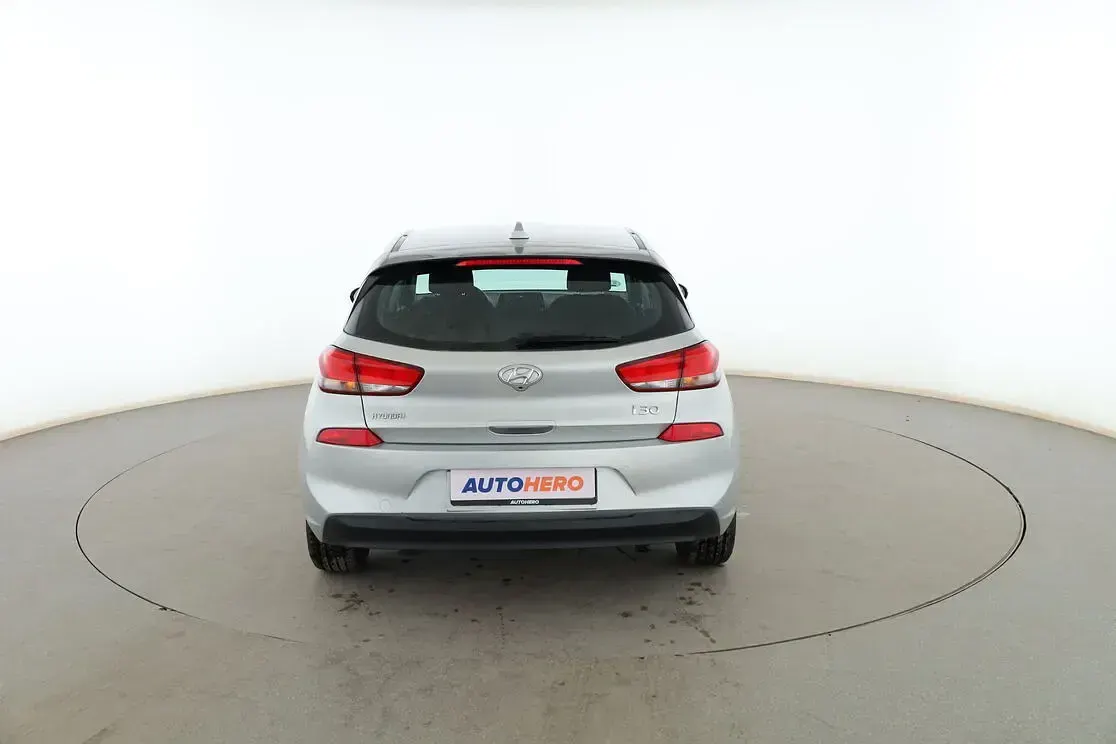 Usado Hyundai i30 140 CV (102 kW) 2017 Gris Berlina