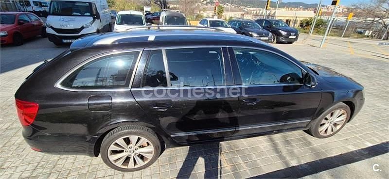 Usado Skoda Superb Elegance 140 CV (102 kW) 2015 Negro Familiar