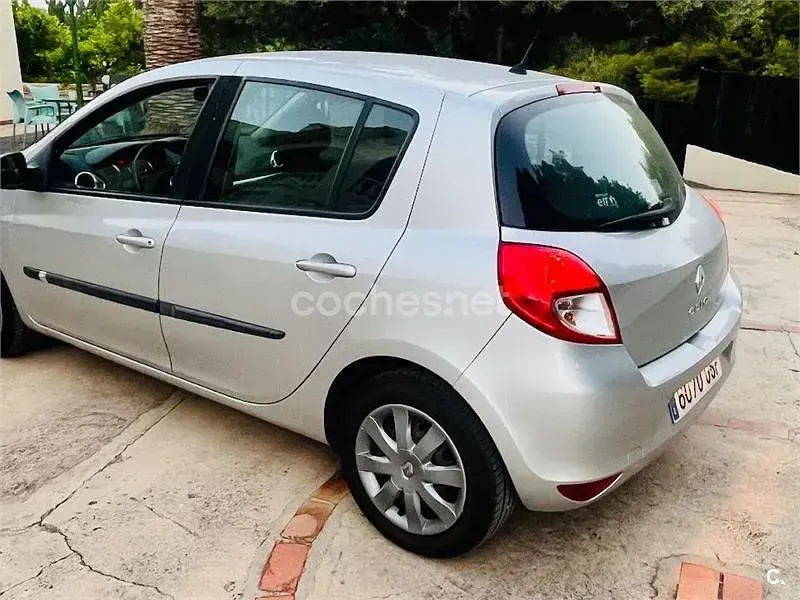 Usado Renault Clio II 85 CV (62 kW) 2009 Gris / plata Berlina