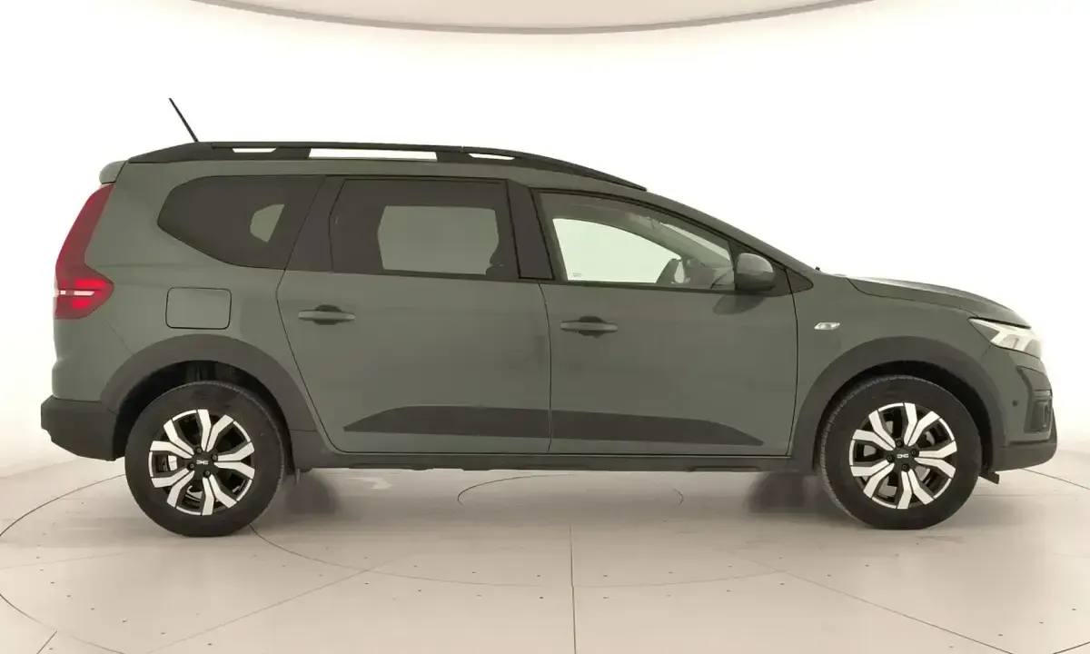 Usado Dacia Jogger Expression 110 CV (80 kW) 2024 Verde Monovolumen