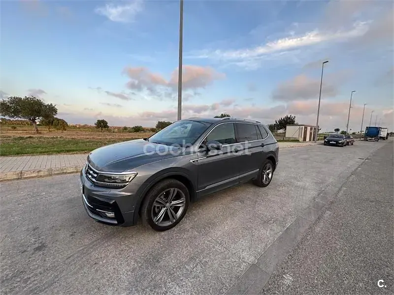 Usado VW Tiguan Allspace Sportline 150 CV (110 kW) 2019 Gris / plata SUV