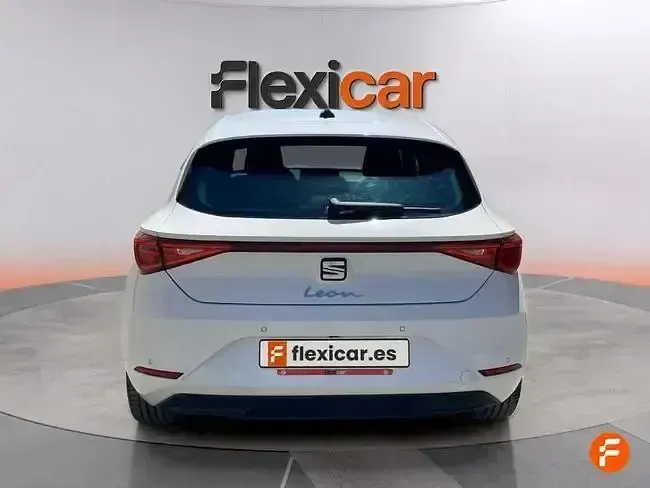 Usado Seat Leon Style 115 CV (84 kW) 2021 Blanco