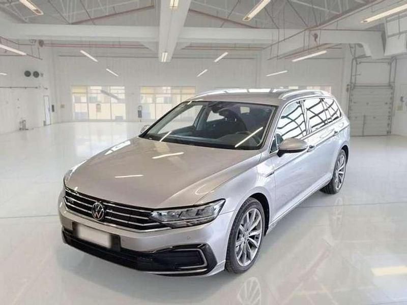 Usado VW Passat GTE 218 CV (160 kW) 2022 Plateado Familiar