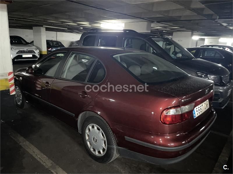Usado Seat Toledo Stella 110 CV (80 kW) 2003 Granate Berlina