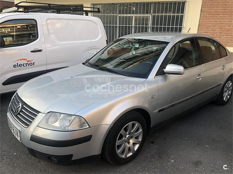 Usado VW Passat Highline 115 CV (84 kW) 2001 Gris / plata Berlina