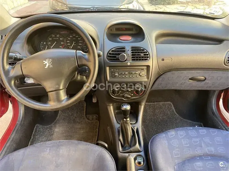 Usado Peugeot 206 75 CV (55 kW) 2001 Granate Berlina