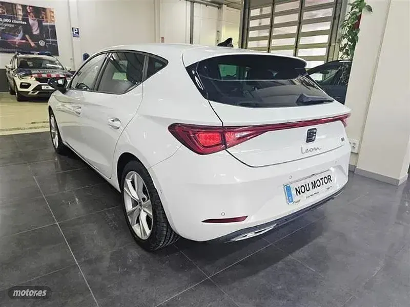 Usado Seat Leon FR 150 CV (110 kW) 2021 Blanco Berlina
