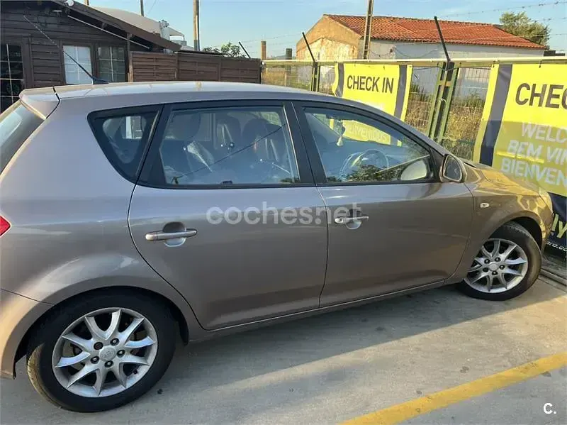 Usado Kia Ceed Active 122 CV (89 kW) 2007 Beige Utilitario