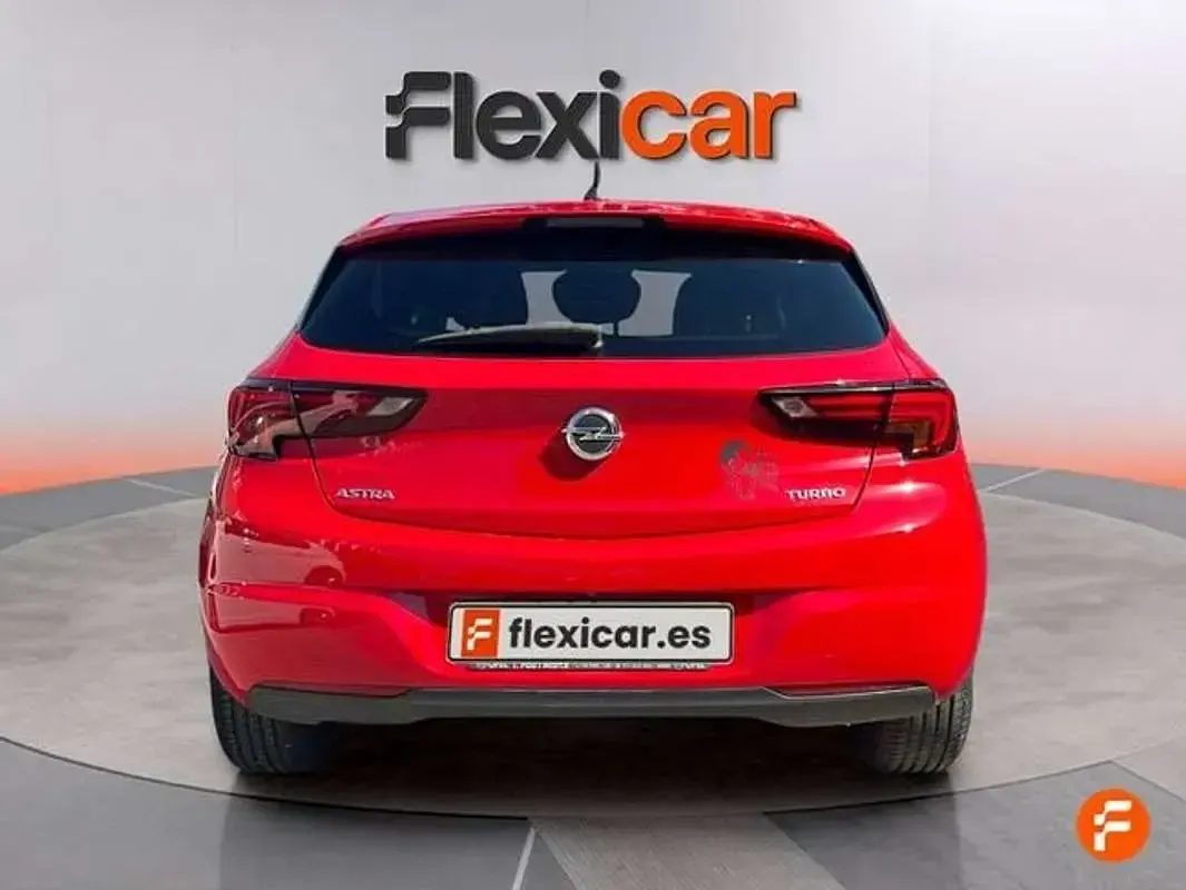 Usado Opel Astra 125 CV (91 kW) 2018 Rojo Utilitario