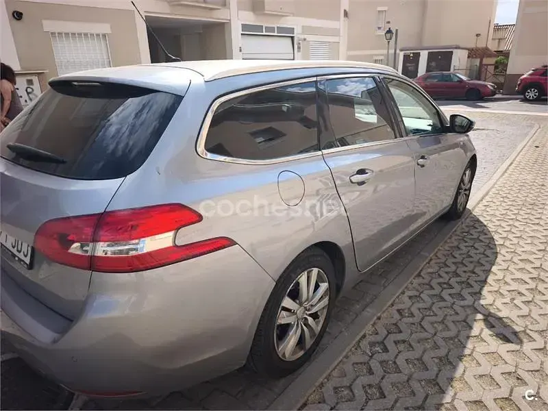 Usado Peugeot 308 SW Style 115 CV (84 kW) 2015 Gris / plata Familiar