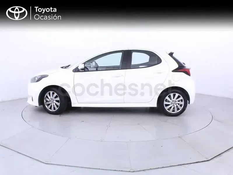 Usado Toyota Yaris Hybrid Active 116 CV (85 kW) 2023 Blanco Berlina