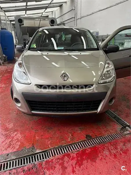Usado Renault Clio II 75 CV (55 kW) 2011 Beige Berlina