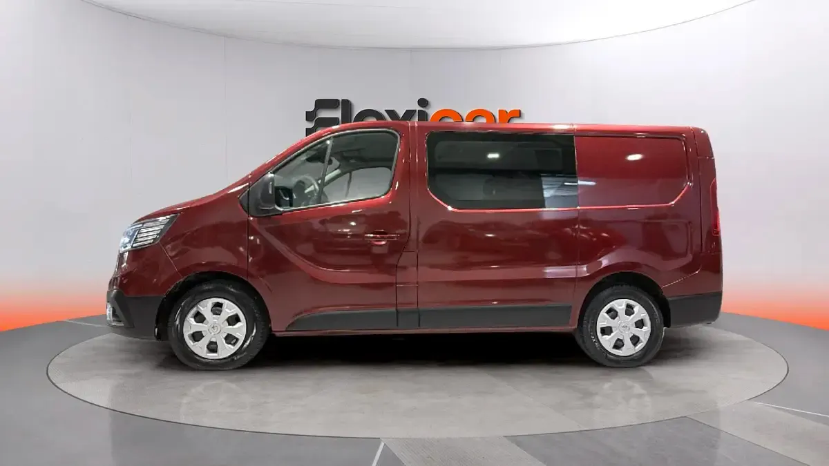 Usado Renault Trafic 110 CV (80 kW) 2024 Granate Monovolumen