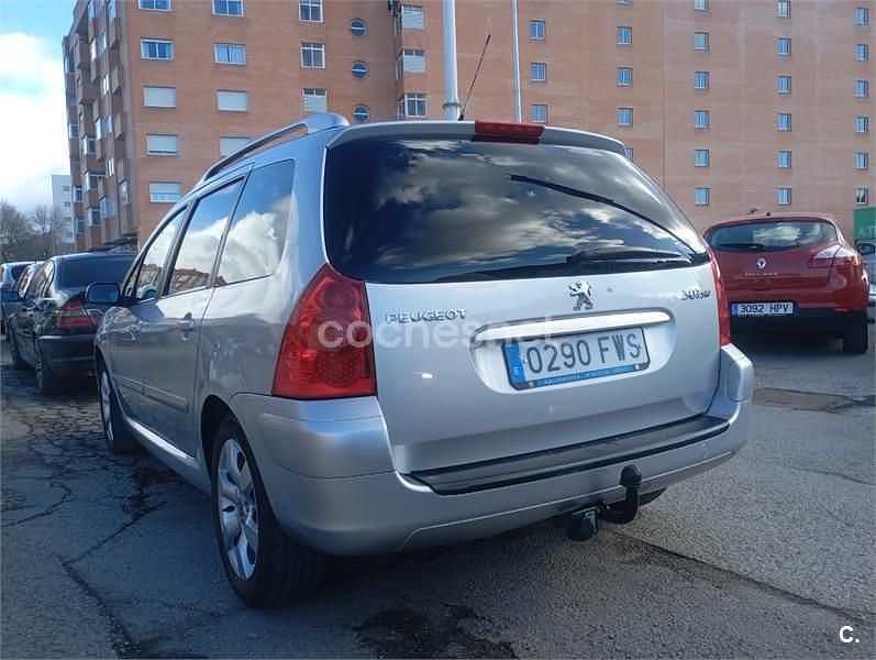 Usado Peugeot 307 110 CV (80 kW) 2007 Gris / plata Familiar