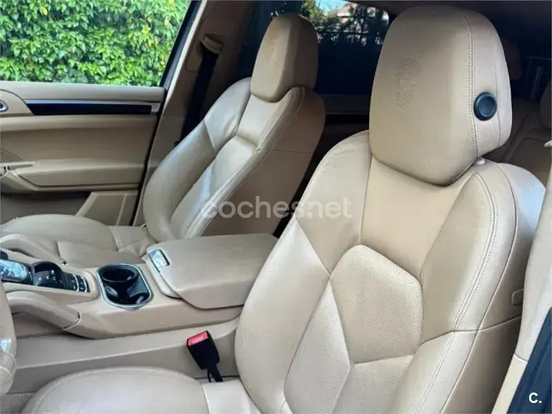 Usado Porsche Cayenne 240 CV (176 kW) 2012 Gris / plata SUV