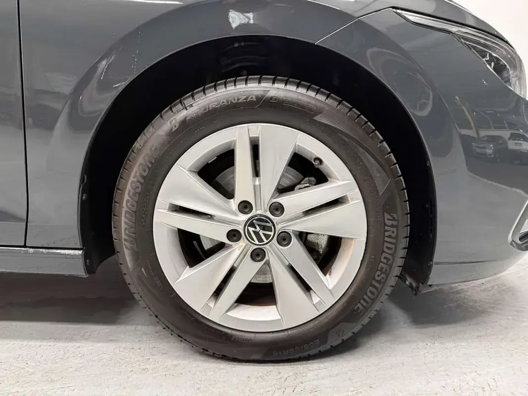 Usado VW Golf VIII Life 116 CV (85 kW) 2021 Gris Utilitario