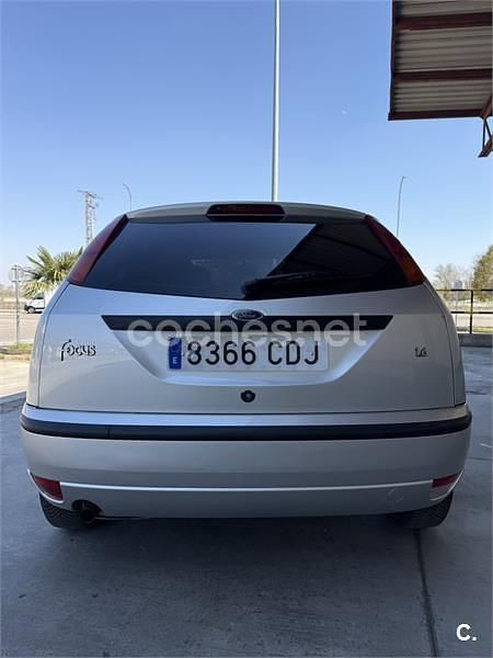 Usado Ford Focus Trend 100 CV (73 kW) 2003 Gris / plata Berlina