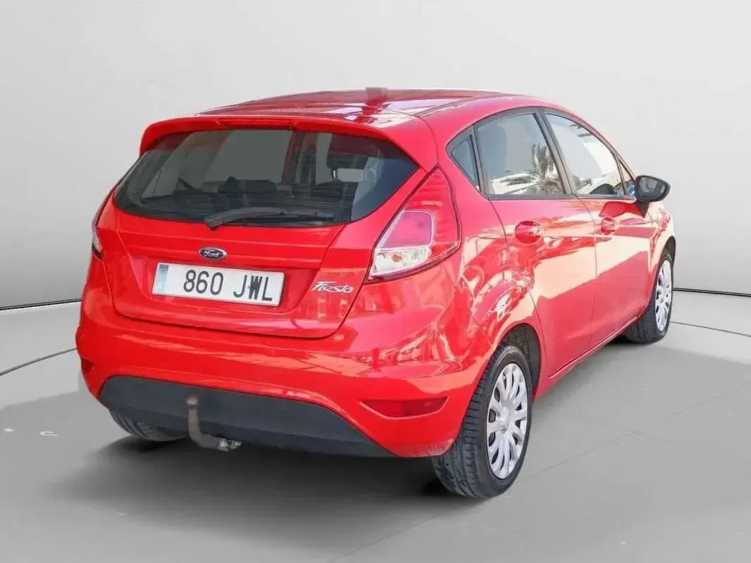 Usado Ford Fiesta Trend 75 CV (55 kW) 2017 Rojo Utilitario