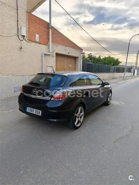 Usado Opel Astra GTC Sport 120 CV (88 kW) 2005 Negro Berlina