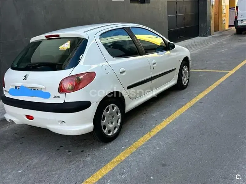 Używany Peugeot 206 75 KM (55 kW) 2004 Biały Sedan/Limuzyna