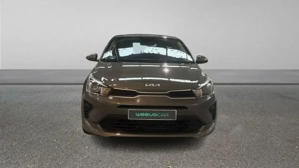 Usado Kia Rio 100 CV (73 kW) 2023 Verde Berlina