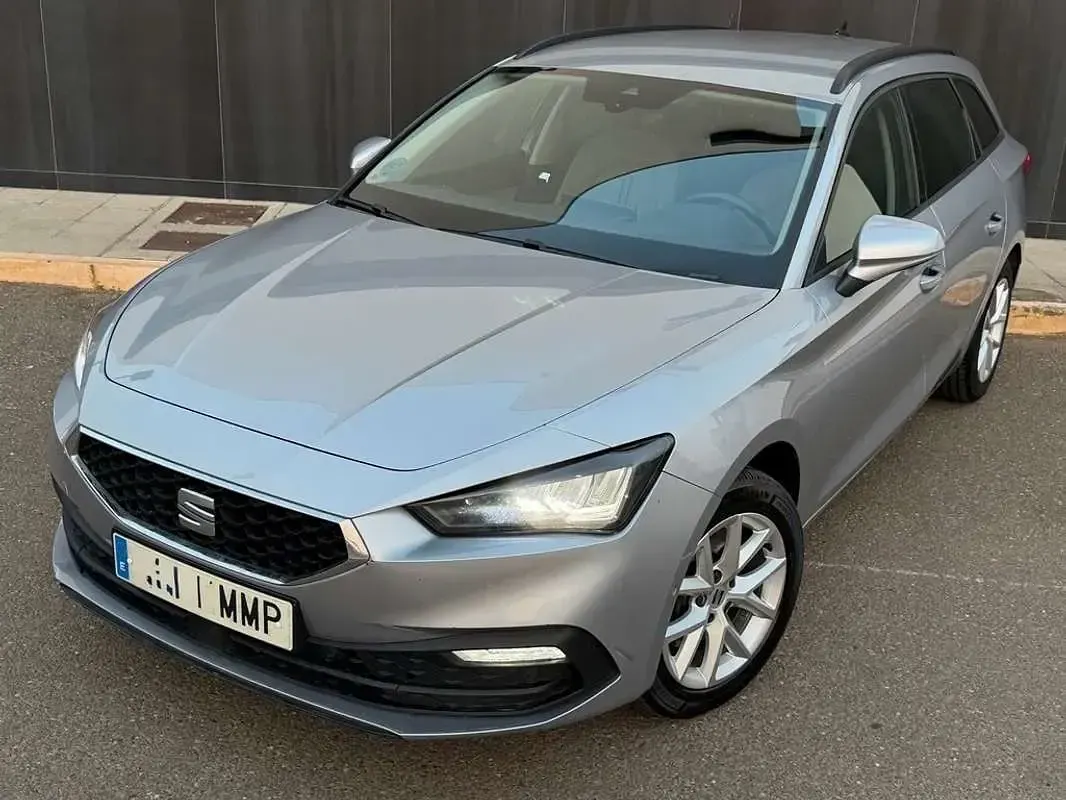 Usado Seat Leon Style 116 CV (85 kW) 2024 Gris Familiar