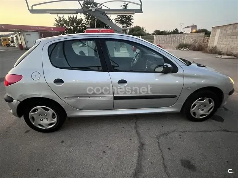 Usado Peugeot 206 90 CV (66 kW) 1999 Gris / plata Utilitario