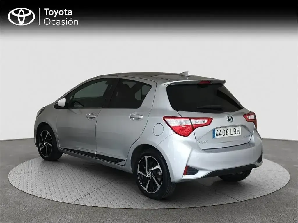 Używany Toyota Yaris Hybrid Advance 100 KM (73 kW) 2019 Szary Minivan