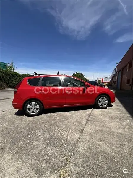 Usado Hyundai i30 Comfort 90 CV (66 kW) 2009 Rojo Familiar