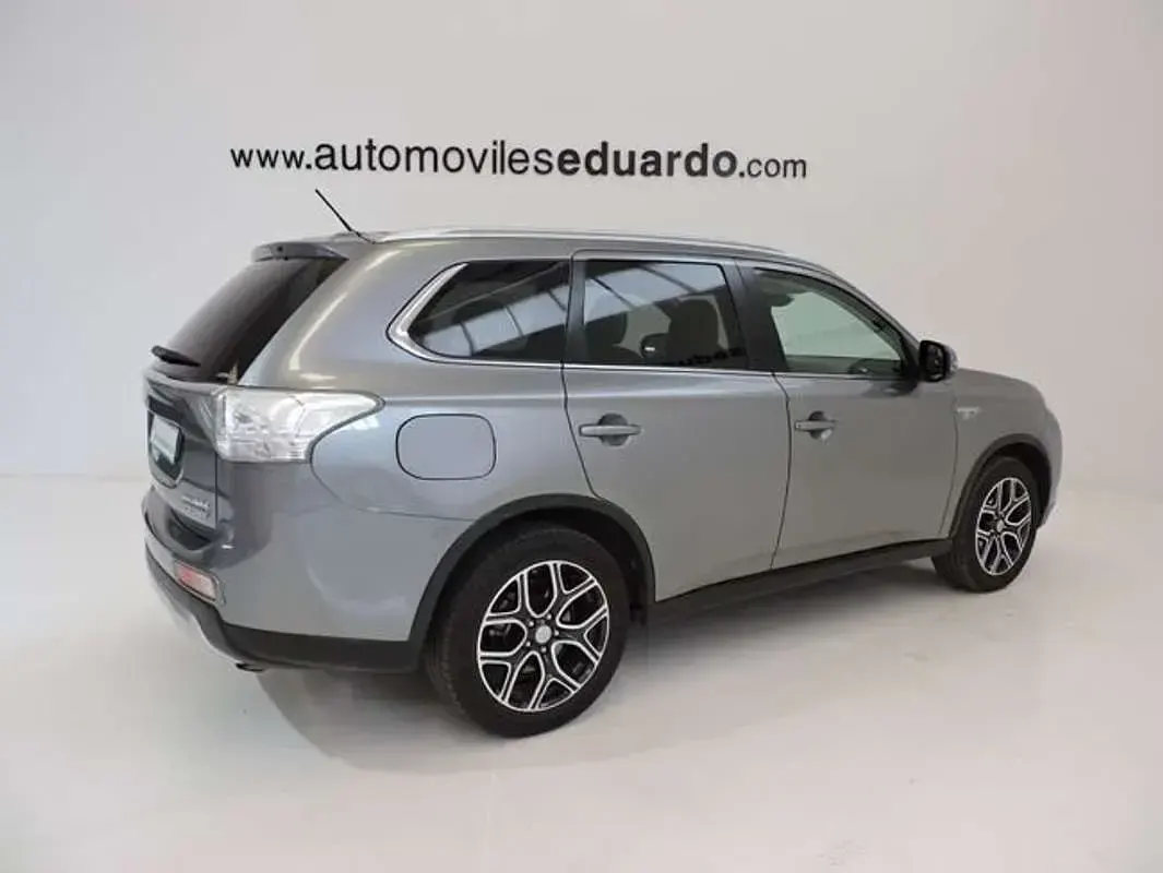 Usado Mitsubishi Outlander P-HEV 203 CV (149 kW) 2015 Gris SUV