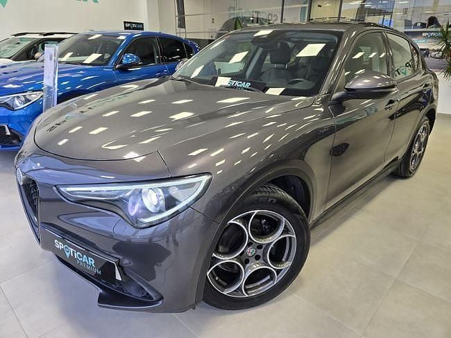Usado Alfa Romeo Stelvio Sprint 190 CV (139 kW) 2020 Gris / plata SUV