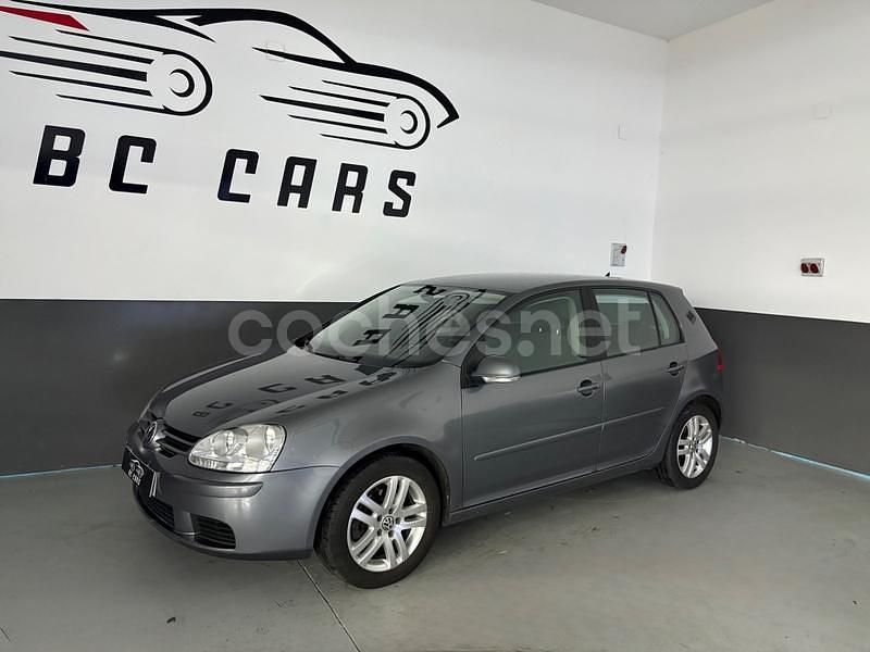 Usado VW Golf V Highline 105 CV (77 kW) 2007 Gris / plata Berlina
