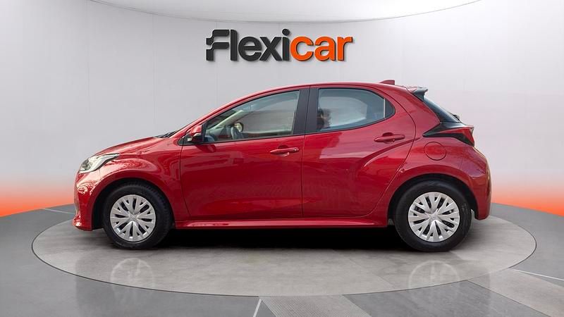 Usado Toyota Yaris Hybrid Style 116 CV (85 kW) 2023 Granate Berlina