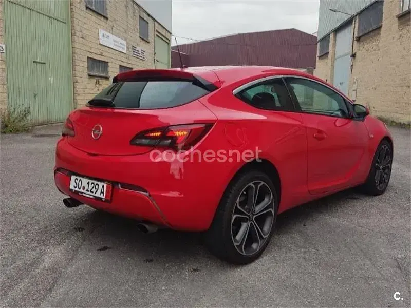 Usado Opel Astra GTC Enjoy 180 CV (132 kW) 2011 Rojo Berlina