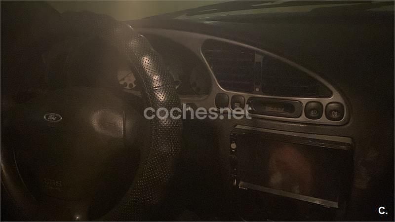 Usado Ford Fiesta Trend 60 CV (44 kW) 2002 Gris / plata Utilitario
