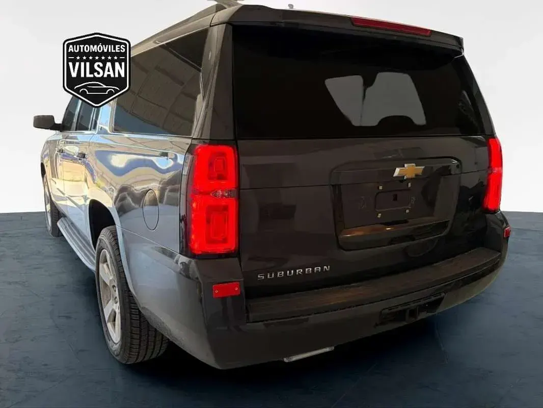 Usado Chevrolet Suburban LT 359 CV (264 kW) 2015 Gris SUV