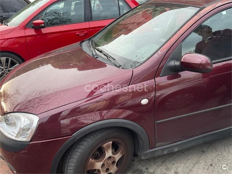 Usado Opel Corsa Essentia 75 CV (55 kW) 2003 Granate Utilitario
