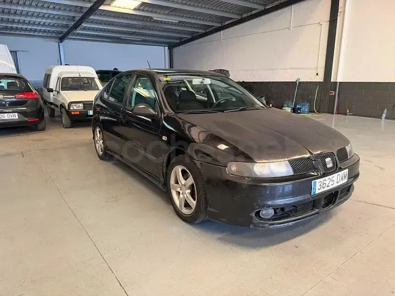 Usado Seat Leon 110 CV (80 kW) 2004 Negro Utilitario